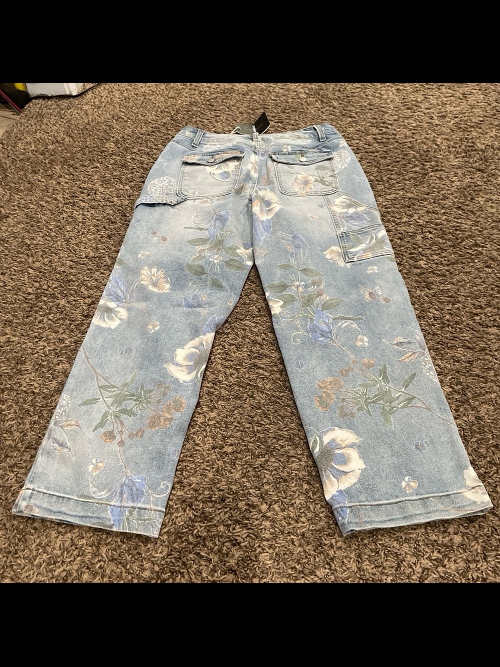 Flamingals NWT mid rise, cropped floral, print jeans, size medium - Picture 2 of 4